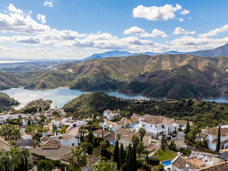 Villa for Sale in Istán, Malaga 2