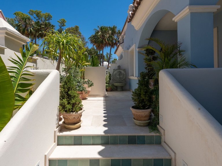 Villa for Sale in Puerto Banús, Malaga 11