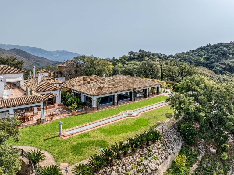 Villa for Sale in La Mairena, Malaga 1