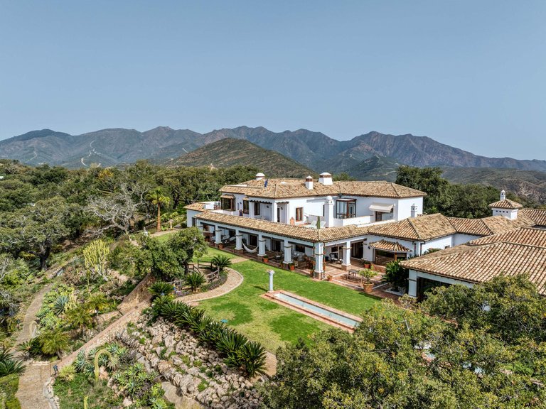 Villa for Sale in La Mairena, Malaga 15