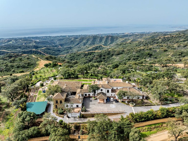 Villa for Sale in La Mairena, Malaga 16