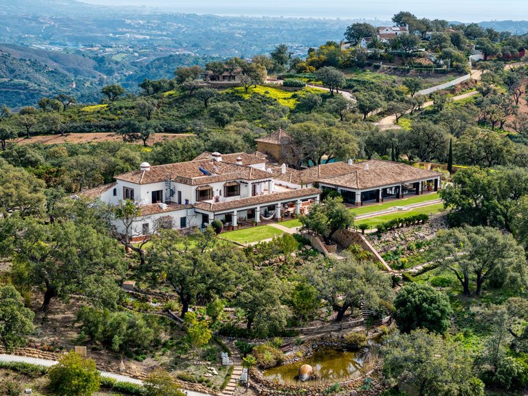 Villa for Sale in La Mairena, Malaga 17