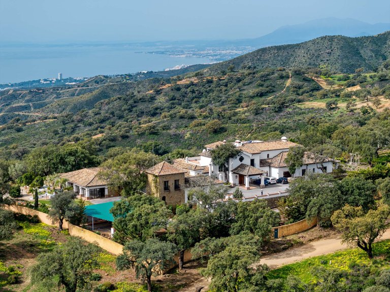 Villa for Sale in La Mairena, Malaga 2