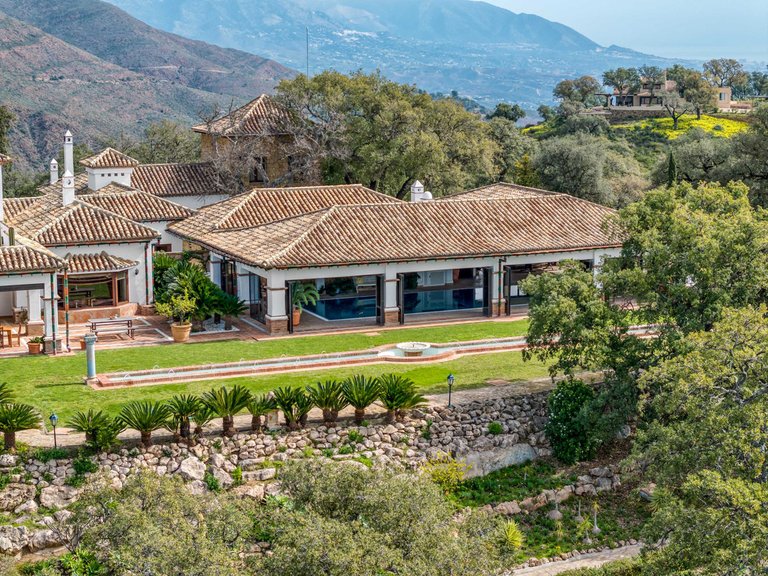 Villa for Sale in La Mairena, Malaga 3