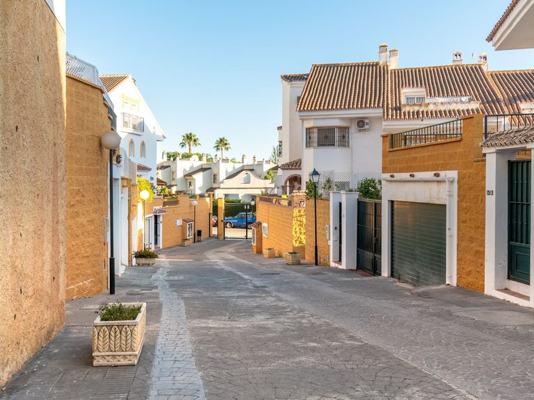 Villa for Sale in Sierrezuela, Malaga 5