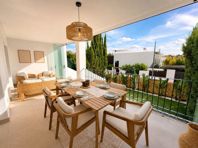 Villa for Sale in New Golden Mile, Malaga 1