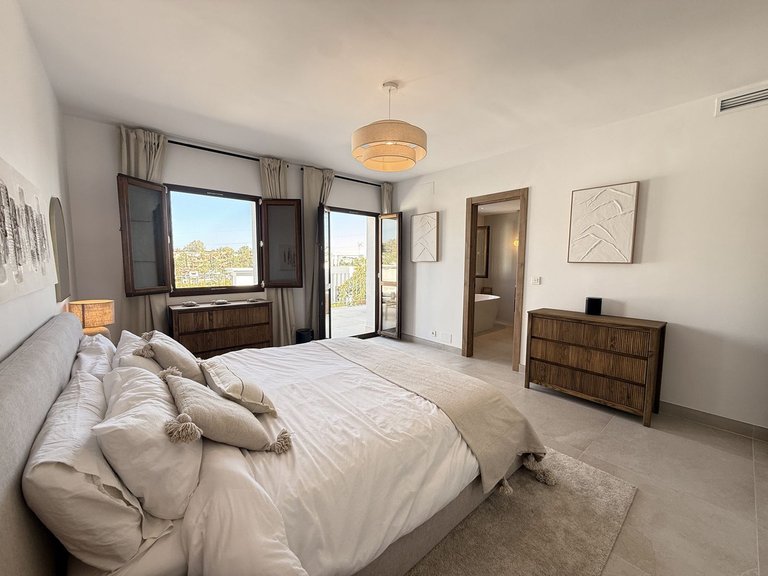 Villa for Sale in New Golden Mile, Malaga 8