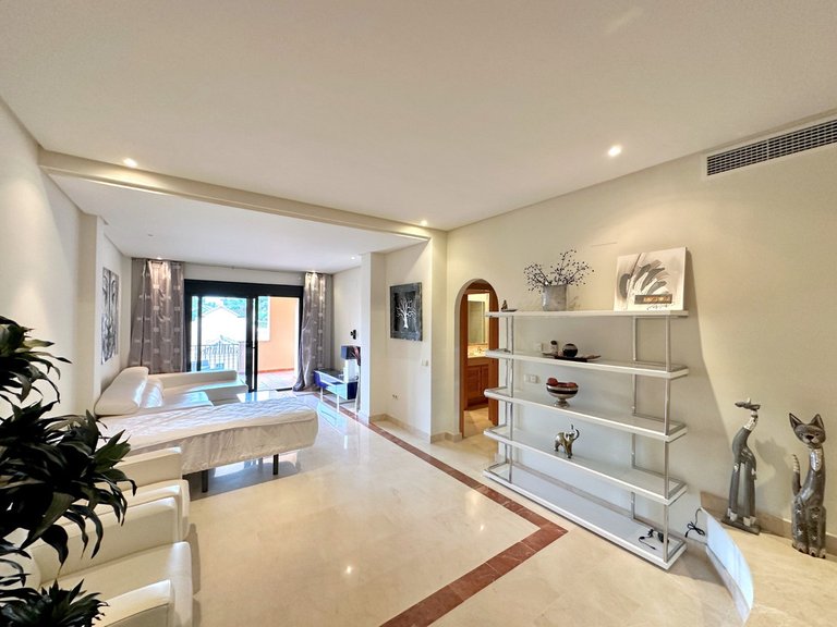 Apartment for Sale in Puerto Banús, Malaga 4