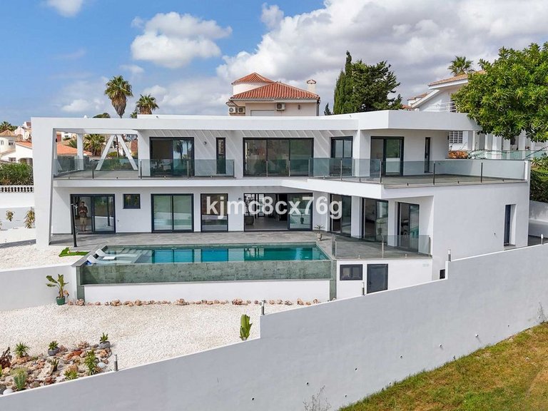 Villa for Sale in El Faro, Malaga 1
