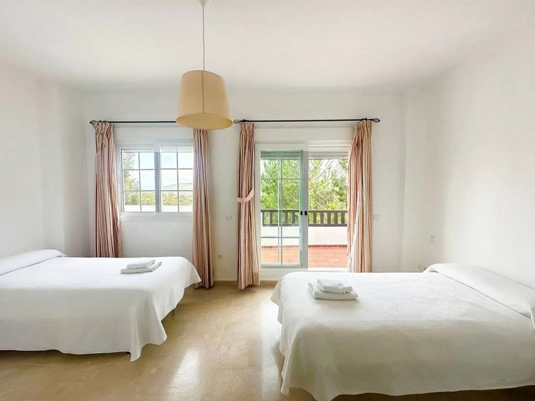 Villa for Sale in Lauro Golf, Malaga 10