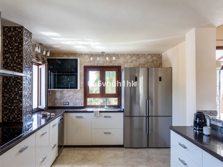 Villa for Sale in Arroyo De La Miel, Malaga 11