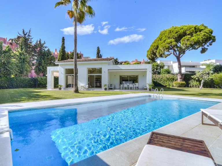 Villa for Sale in Guadalmina Baja, Malaga 1