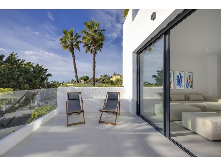 Apartment for Sale in El Paraiso, Malaga 1