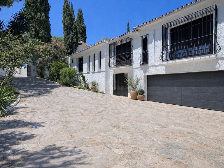 Villa for Sale in Calahonda, Malaga 12