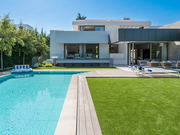 Villa for Sale in El Paraiso, Malaga 1