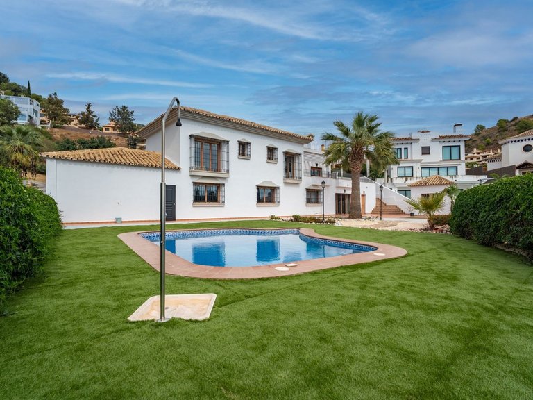 Villa for Sale in Pinares De San Antón, Malaga 1