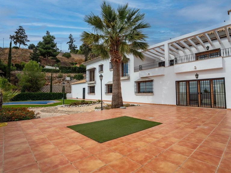 Villa for Sale in Pinares De San Antón, Malaga 8