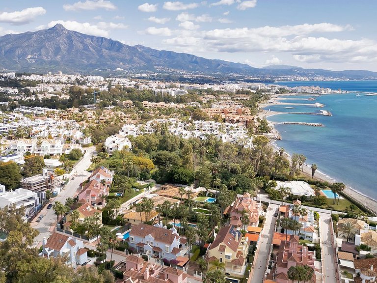 Villa for Sale in Puerto Banús, Malaga 4