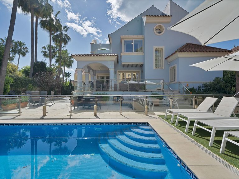 Villa for Sale in Puerto Banús, Malaga 5