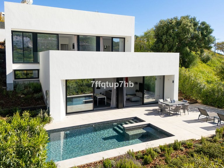 Villa for Sale in Estepona, Malaga 1