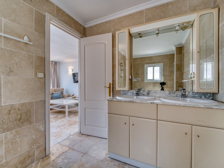 Apartment for Sale in Puerto Banús, Malaga 16
