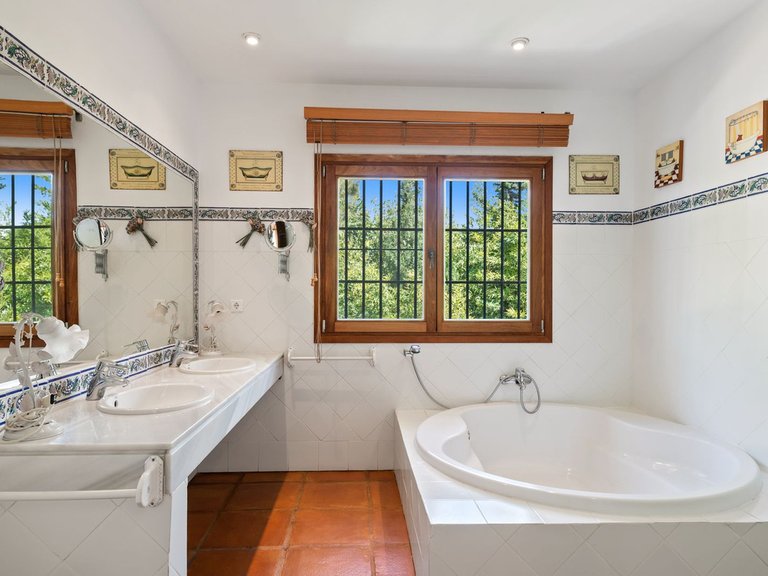Villa for Sale in Marbesa, Malaga 12