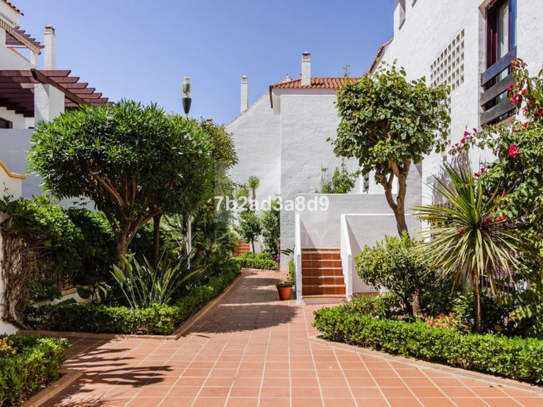 Apartment for Sale in Nueva Andalucía, Malaga 1
