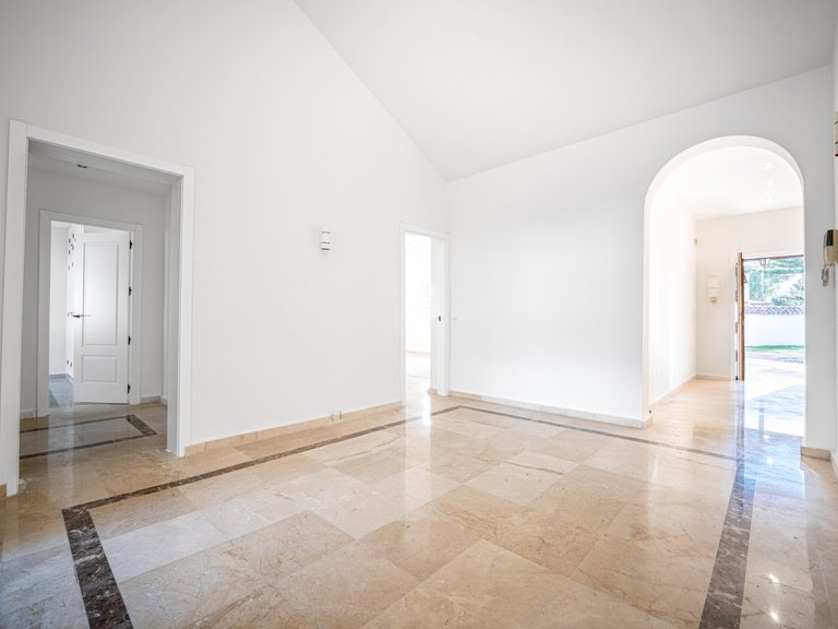 Villa for Sale in Nueva Andalucía, Malaga 12