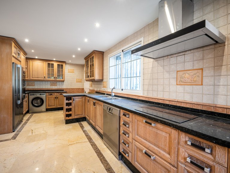 Villa for Sale in Nueva Andalucía, Malaga 13
