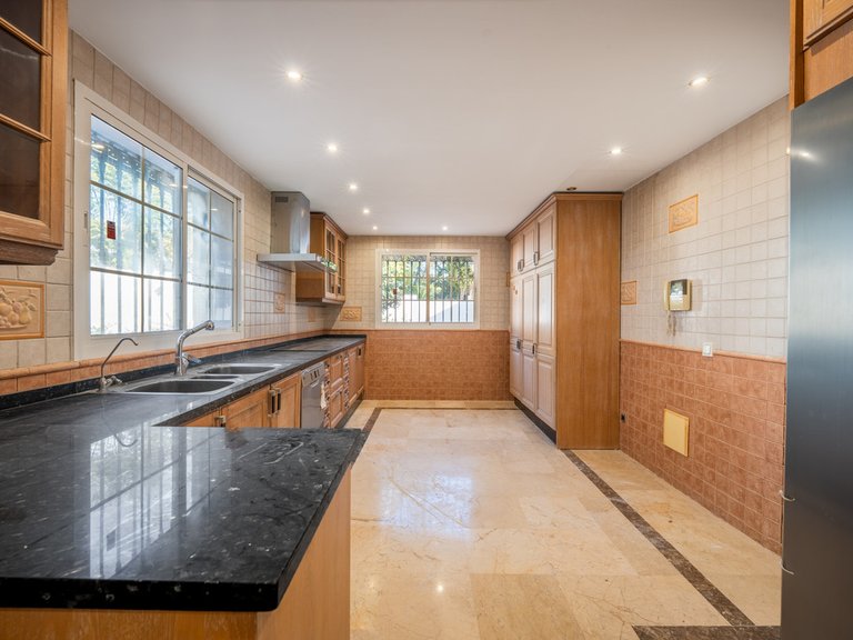 Villa for Sale in Nueva Andalucía, Malaga 14