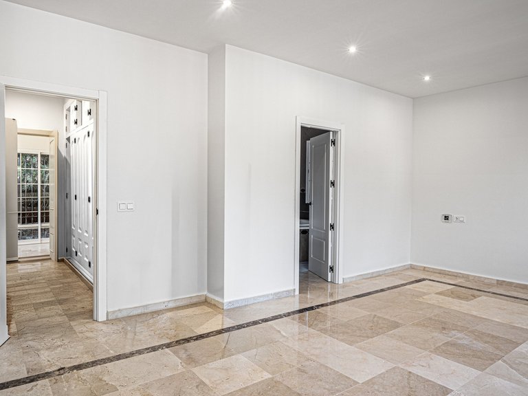 Villa for Sale in Nueva Andalucía, Malaga 17