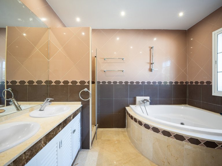 Villa for Sale in Nueva Andalucía, Malaga 18