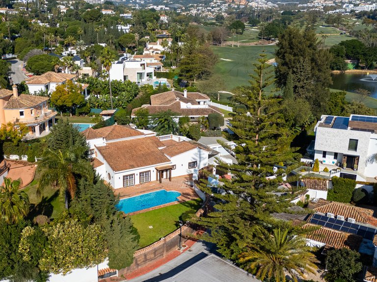 Villa for Sale in Nueva Andalucía, Malaga 30