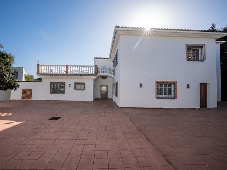 Villa for Sale in Nueva Andalucía, Malaga 9