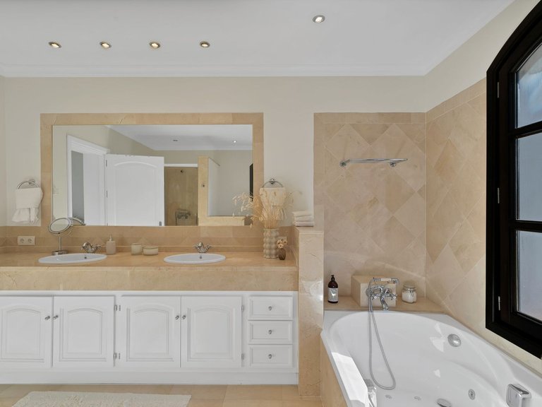 Villa for Sale in Benahavís, Malaga 30