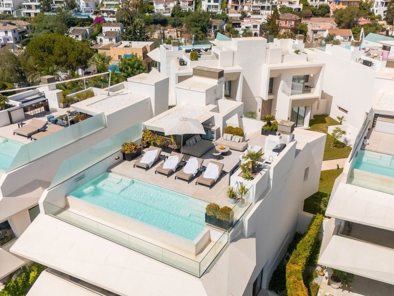 Villa for Sale in Nueva Andalucía, Malaga 1
