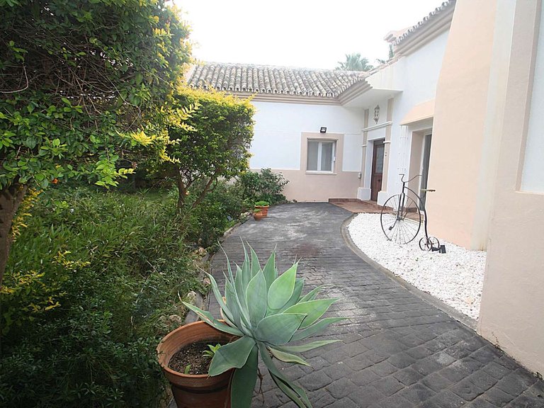 Villa for Sale in Istán, Malaga 12