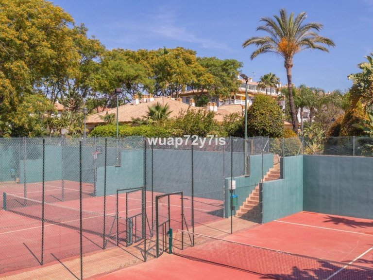 Apartment for Sale in Nueva Andalucía, Malaga 18