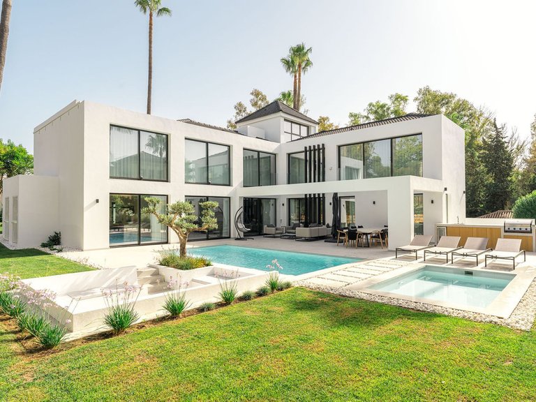 Villa for Sale in Nueva Andalucía, Malaga 1