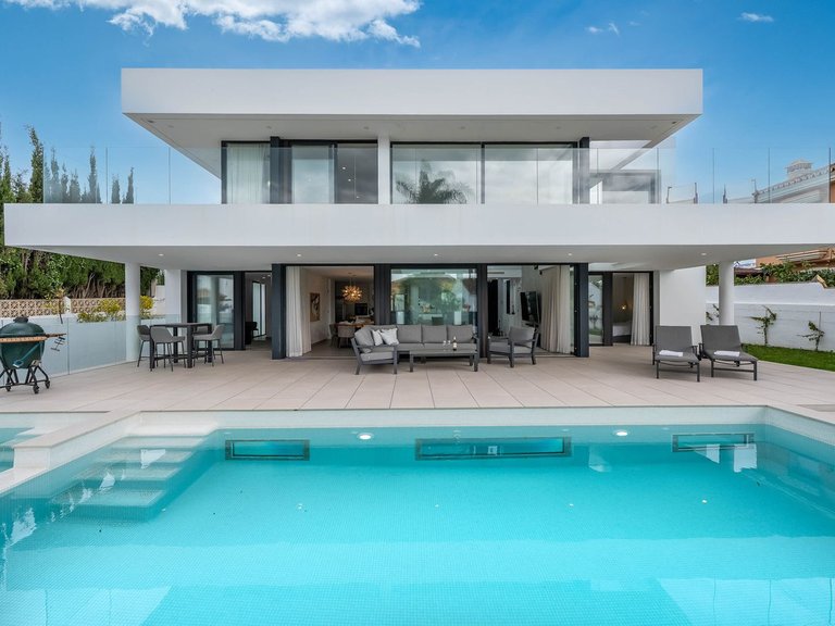 Villa for Sale in San Pedro De Alcántara, Malaga 1