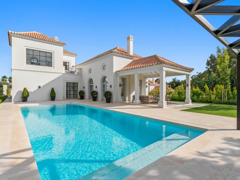 Villa for Sale in Costa del Sol Nueva Andalucía, Malaga 1