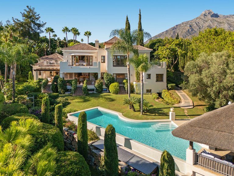 Villa for Sale in The Golden Mile, Malaga 1