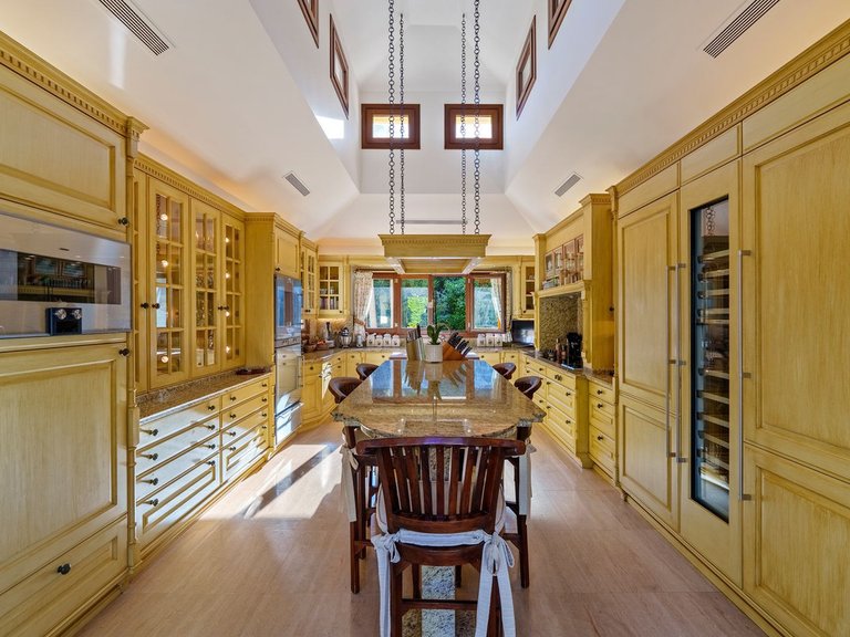 Villa for Sale in The Golden Mile, Malaga 13
