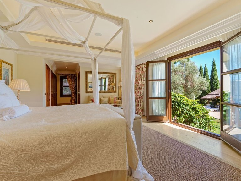 Villa for Sale in The Golden Mile, Malaga 14