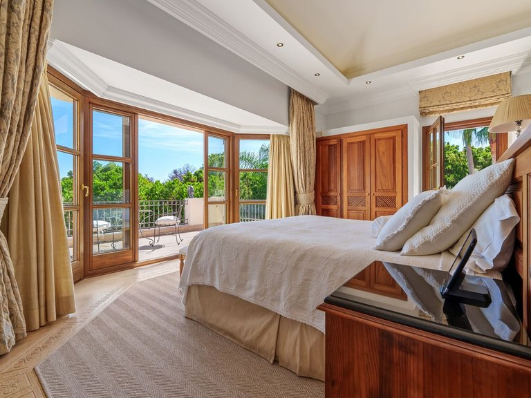 Villa for Sale in The Golden Mile, Malaga 15