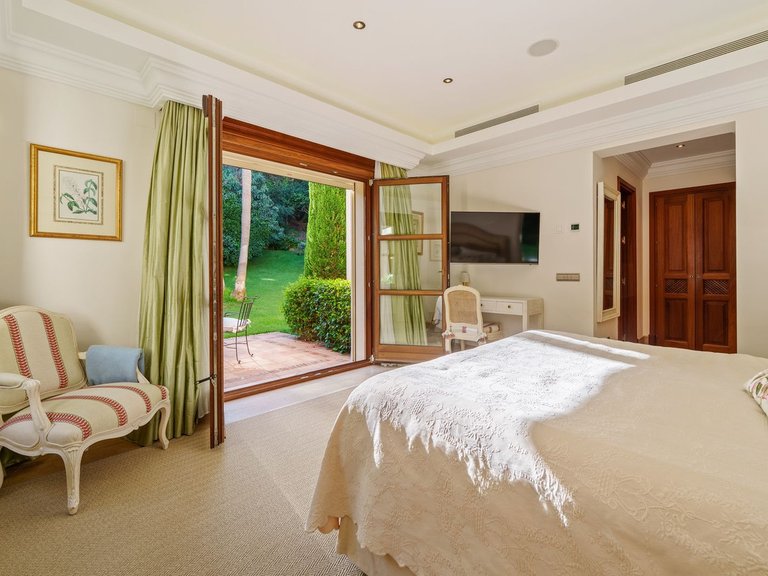 Villa for Sale in The Golden Mile, Malaga 30