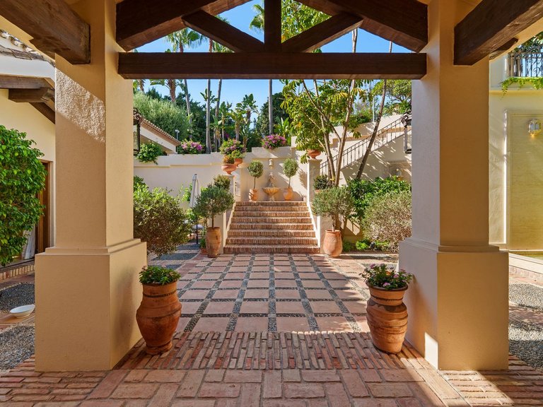 Villa for Sale in The Golden Mile, Malaga 32