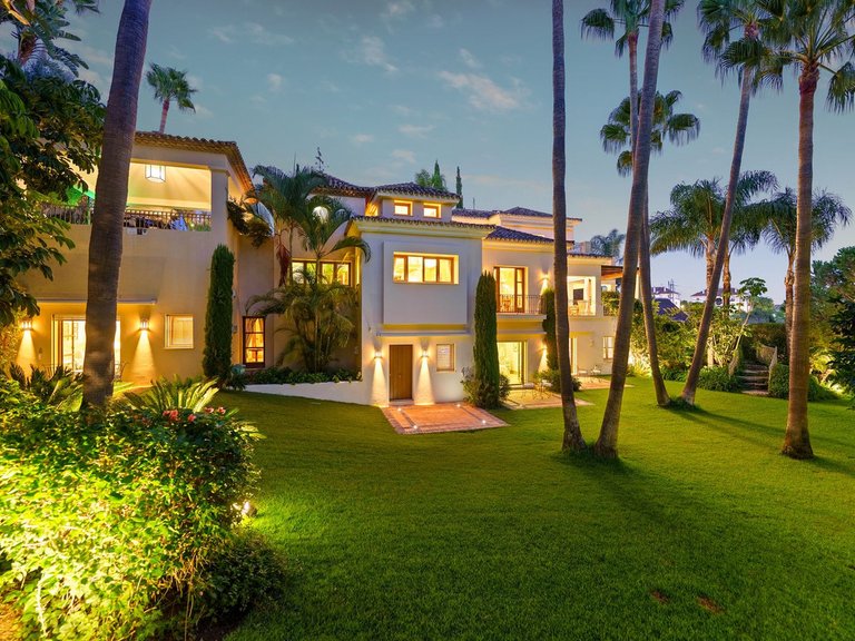 Villa for Sale in The Golden Mile, Malaga 37