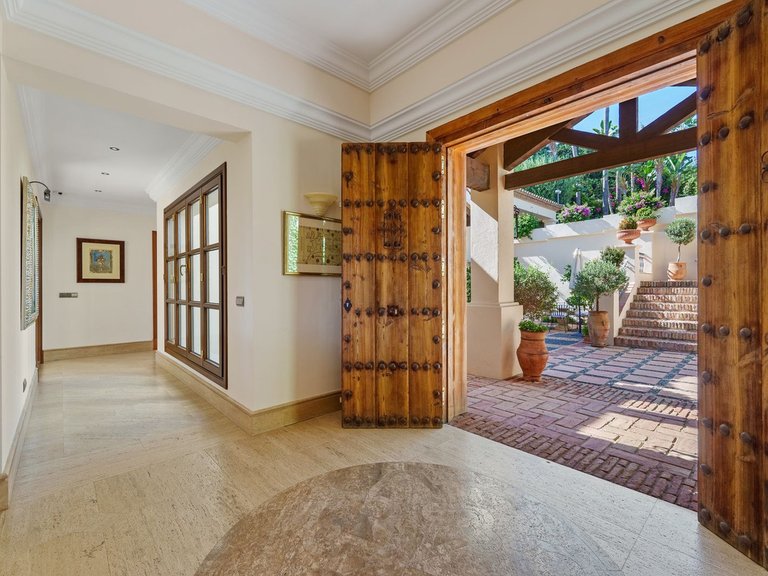 Villa for Sale in The Golden Mile, Malaga 42