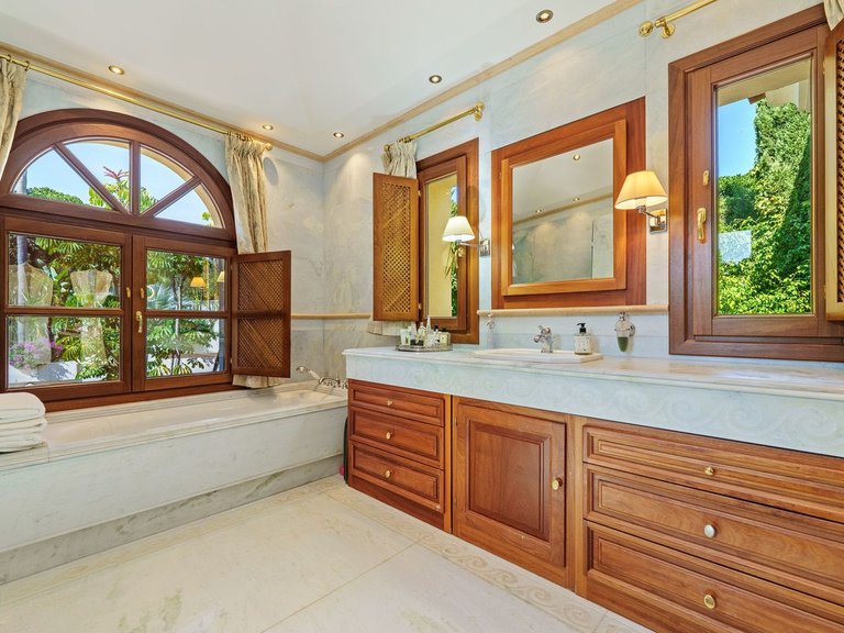 Villa for Sale in The Golden Mile, Malaga 44